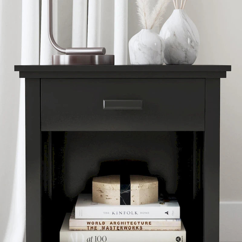 Lit queen en bois noir, table de nuit et commode par