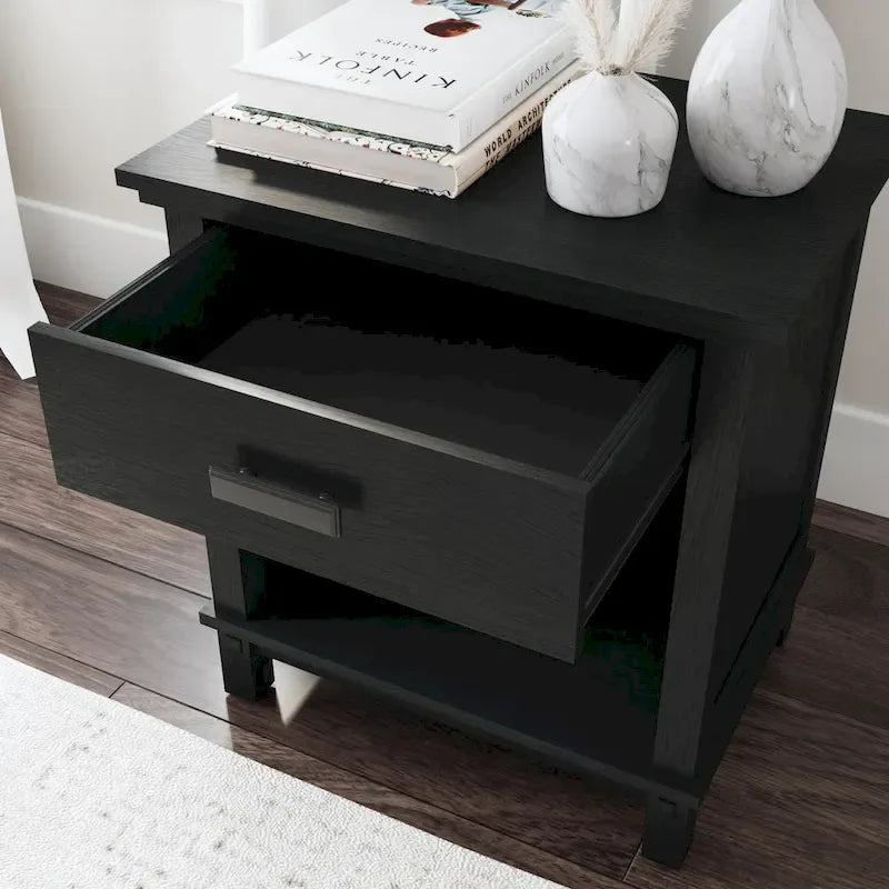 Lit queen en bois noir, table de nuit et commode par