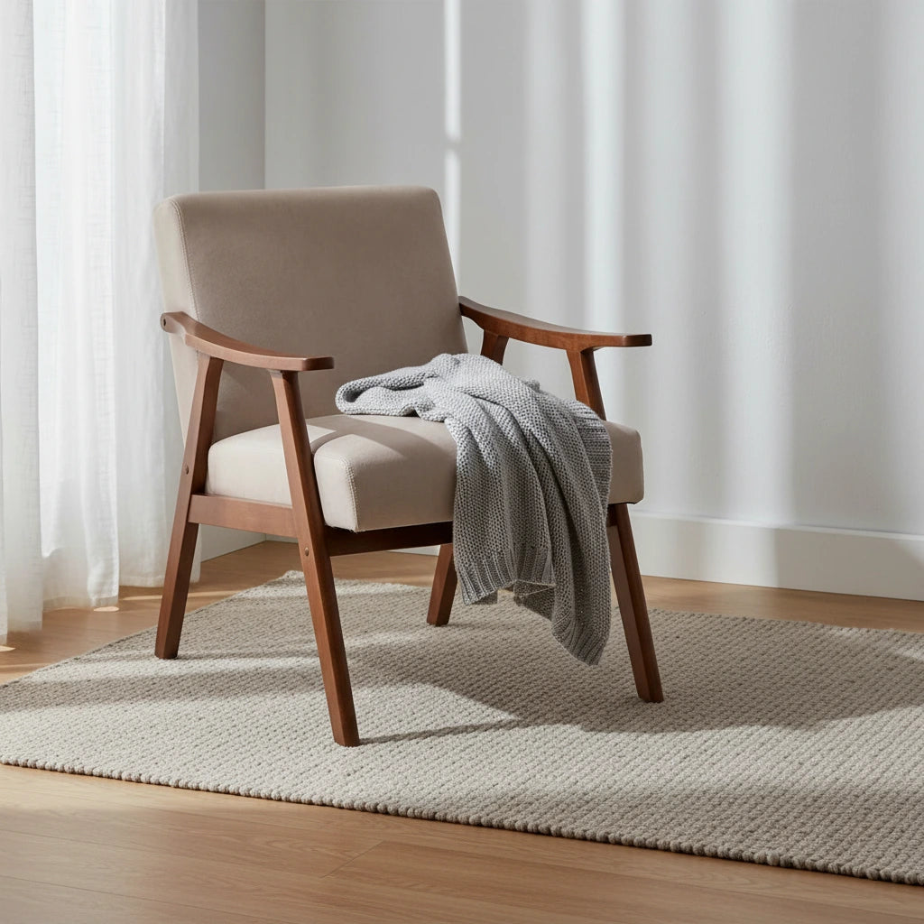 Chaise de salon moderne du milieu du siècle avec cadre en bois massif